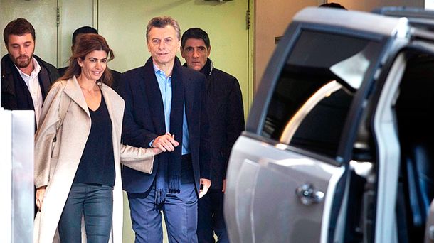 Macri saliendo del sanatorio tras ser operado. Foto archivo.