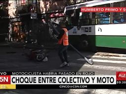 un motociclista habria cruzado en rojo y choco con un colectivo en constitucion un motociclista habria cruzado en rojo y choco con un colectivo en constitucion