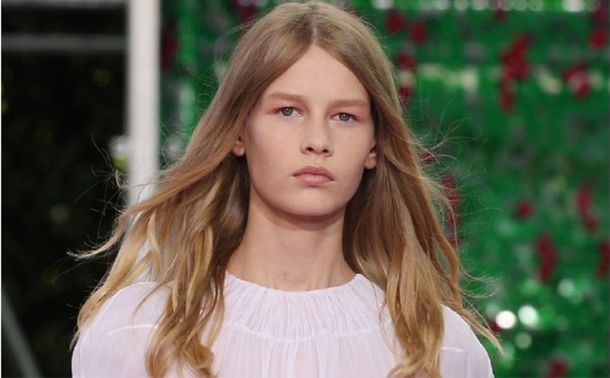 Una popular casa de moda contrató a una modelo de sólo 14 años