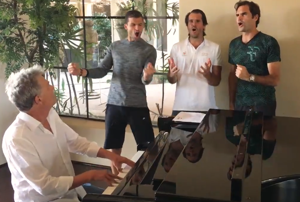 Los tenistas se relajan a puro canto