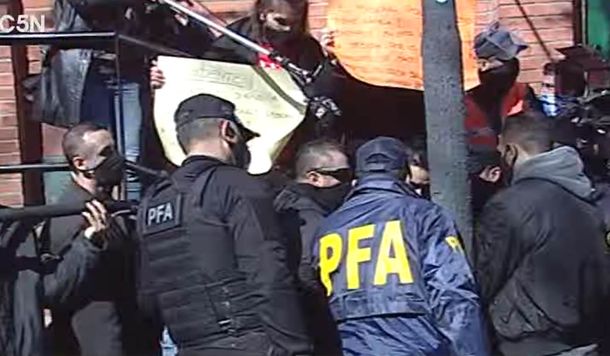 Incidentes antes del anuncio de Alberto Fernández: policías se esposaron a la reja de la Quinta de Olivos