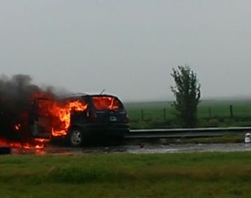 Dos turistas murieron calcinados tras chocar en la autopista Rosario-Córdoba