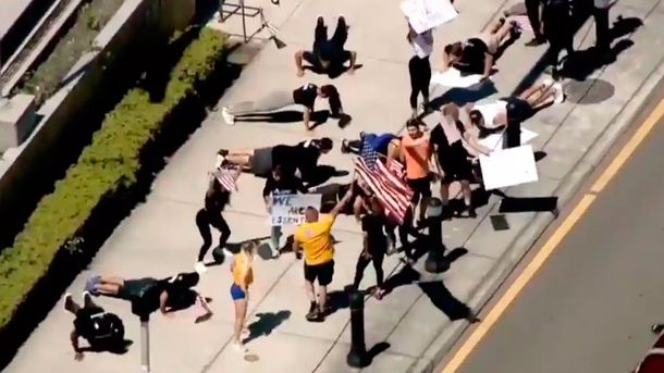 Insólita protesta para que abran los gimnasios en Estados Unidos: hicieron flexiones en la calle