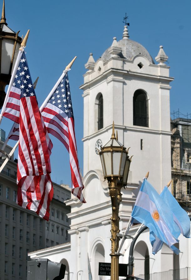 La Plaza de Mayo, cubierta de banderas estadounidenses para recibir a Obama