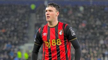 polemica en la premier: investigan a un jugador de bournemouth por chats con menores polemica en la premier: investigan a un jugador de bournemouth por chats con menores