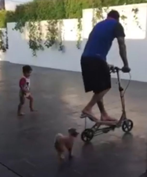 La imagen más tierna de Messi: en monopatín junto a su hijo y su perro