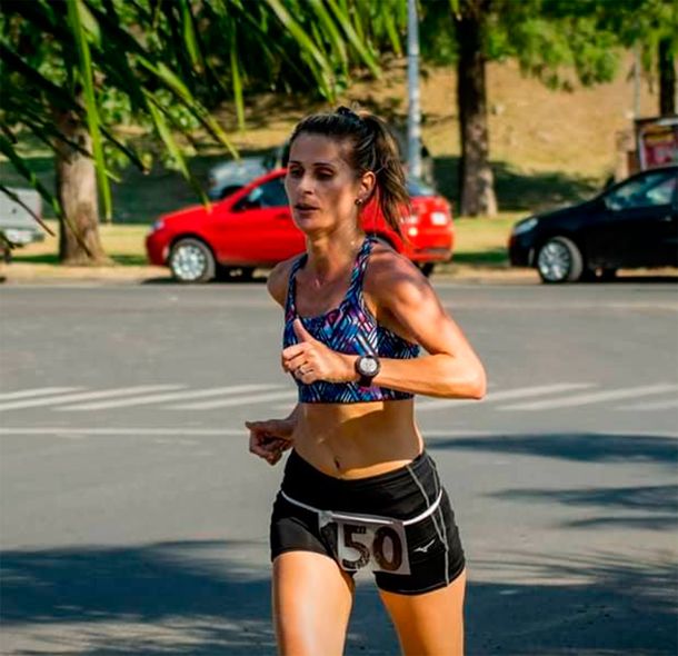 Una maratonista se descompensó en una carrera, estuvo 4 horas perdida y pelea por su vida