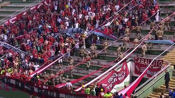 video: asi fueron los incidentes entre los hinchas de independiente y la policia brasilena video: asi fueron los incidentes entre los hinchas de independiente y la policia brasilena