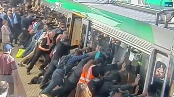 Pasajeros mueven un vagón de tren para salvar a un hombre atrapado: mirá el video