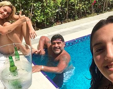 Jana Maradona se reencontró con Diego: la foto en la pileta con Rocío Oliva