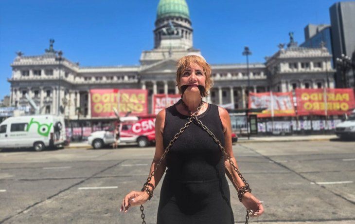 Nancy Pazos, encadenada y amordazada frente al Congreso en defensa del Estatuto del Periodista