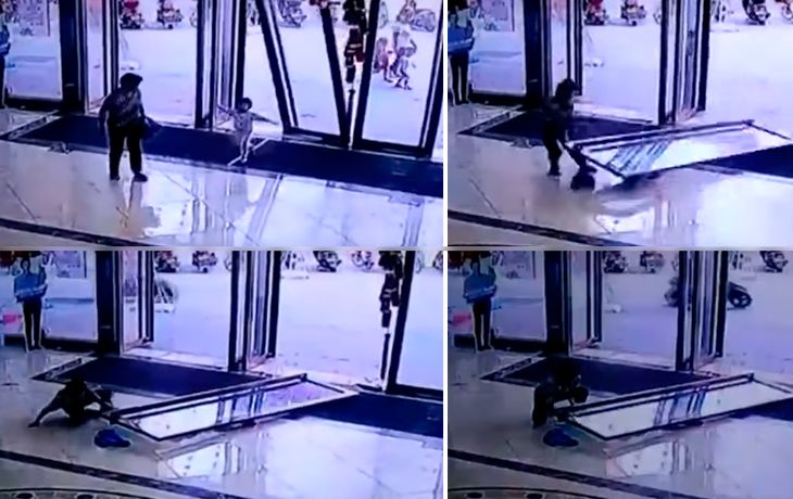 Una nena de tres años fue aplastada por una puerta de vidrio cuando entraba a un edificio en China.