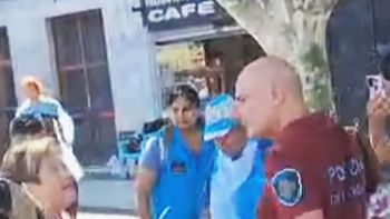 el momento en que un policia agrede salvajemente a un manifestante con muletas el momento en que un policia agrede salvajemente a un manifestante con muletas