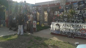 familiares de luciano arruga toman el destacamento policial familiares de luciano arruga toman el destacamento policial