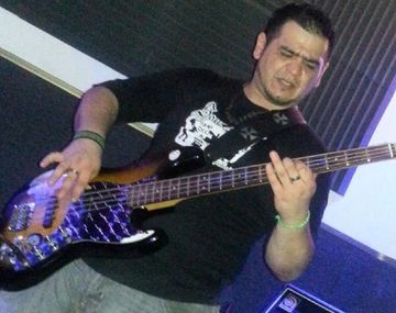 Muerte en vivo: rockero fallece en pleno show por una descarga eléctrica