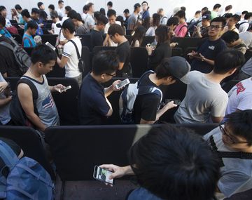 Largas colas y frustración en el primer día del iPhone 7