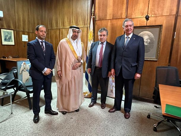 Autoridades uruguayas se reunieron con la delegación saudí para hablar de inversiones y comercio.