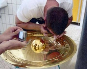 Escándalo en Austria: un hincha tomó cocaína de un trofeo