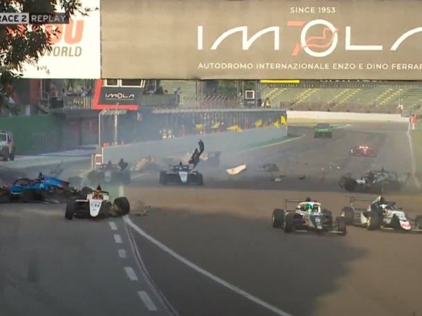 Terror en Imola: un choque múltiple paralizó la Fórmula 4 italiana y dejó la carrera suspendida