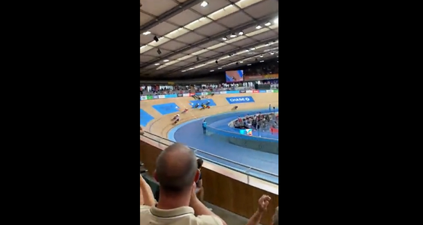 Impresionante accidente en una carrera de ciclismo: el corredor aterrizó entre el público