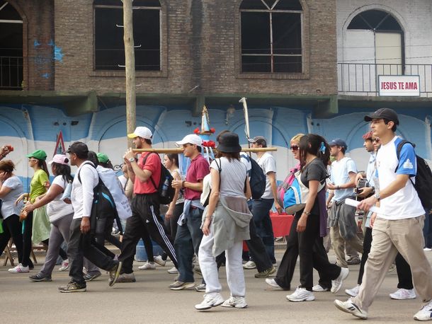 Miles de fieles arrancaron la peregrinación a pie hacia la Basílica de Luján