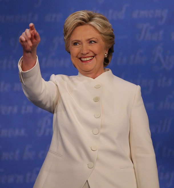 La teoría de que Hillary Clinton estaba utilizando un auricular circuló por las redes sociales