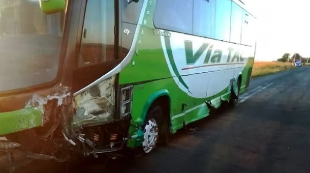 Ruta 29: un joven murió tras choque frontal de su auto con micro de larga distancia