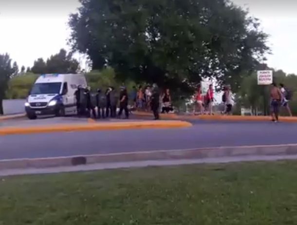 La policía y jóvenes se enfrentaron en Neuquén.