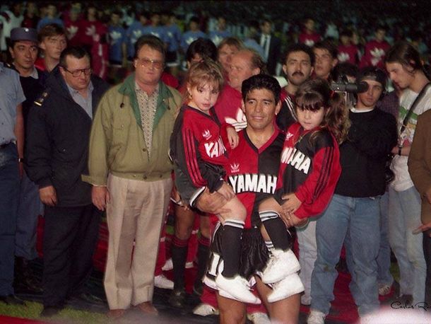 Publican fotos inéditas de la llegada de Maradona a Newells