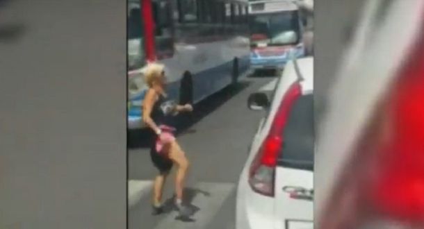 Una mujer atacó a golpes a un hombre con el que chocó