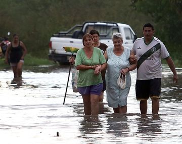 Evacuan a casi 100 familias por la crecida de los ríos en el sur de Tucumán