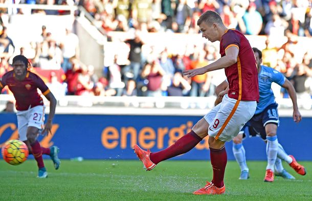 ¿El Ceballos italiano? Polémica por este dudoso penal en el clásico de Roma