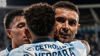con un doblete de maravilla, racing vencio a estudiantes (rc) y se acomoda en la tabla con un doblete de maravilla, racing vencio a estudiantes (rc) y se acomoda en la tabla