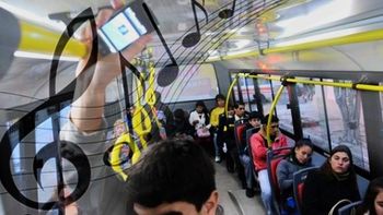 quieren prohibir la musica sin auriculares en los colectivos quieren prohibir la musica sin auriculares en los colectivos