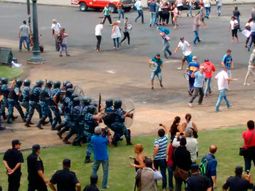 serios incidentes en la plata por despidos: hay al menos 12 heridos serios incidentes en la plata por despidos: hay al menos 12 heridos