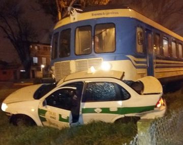 Tren universitario arrolló taxi en El Mondongo
