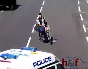 Robó un baúl y lo pisó la policía con el auto