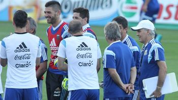 se viene holanda en semis: ¿sabella vuelve a la linea de cinco defensores? se viene holanda en semis: ¿sabella vuelve a la linea de cinco defensores?