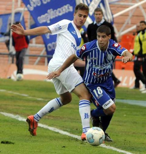 Godoy Cruz se aprovechó de Vélez y sigue peleando arriba