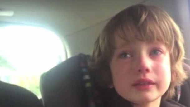 VIDEO: Un niño llora desconsolado por el daño que los adultos hacen al planeta