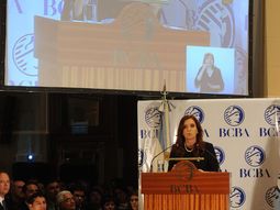 Cristina visita la Bolsa tras anunciar el cambio de sede para el pago de bonos