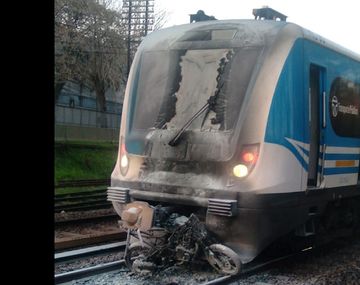 Un tren arrolló y mató a motociclista que cruzaba con las barreras bajas