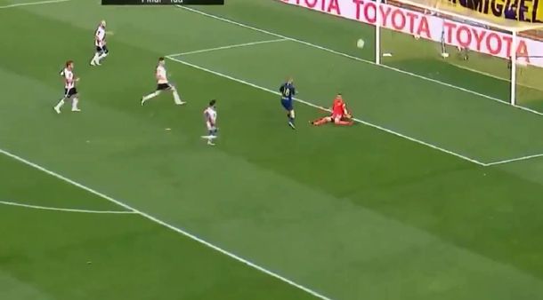 La atajada de la Copa: Armani se hizo gigante ante Benedetto y silenció a La Bombonera