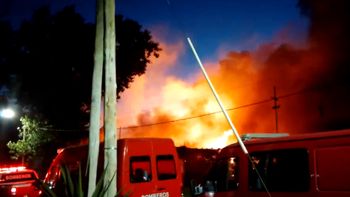un voraz incendio consumio dos fabricas de artefactos plasticos en lomas de zamora un voraz incendio consumio dos fabricas de artefactos plasticos en lomas de zamora