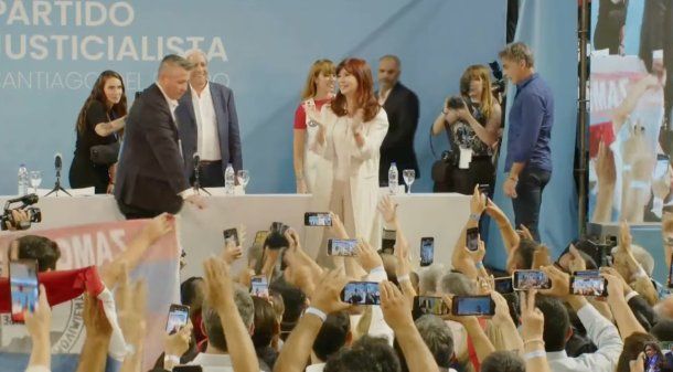 Cristina Kirchner abrió el acto en Santiago del Estero al ritmo de Fanático de Lali Espósito