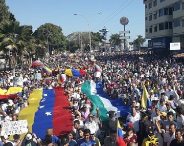 Arde Venezuela: máxima tensión en un país con dos presidentes