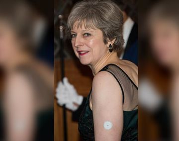¿Para qué sirve el botón blanco que Theresa May lleva en la piel?