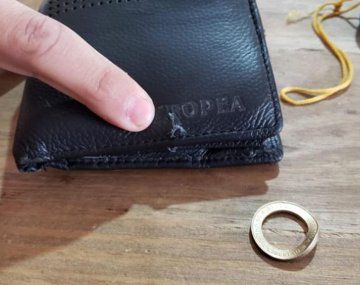 Le dispararon y se salvó la vida por una moneda de $2