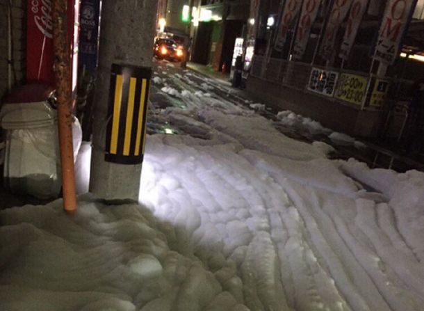 VIDEO: La misteriosa espuma que apareció en Japón tras el terremoto