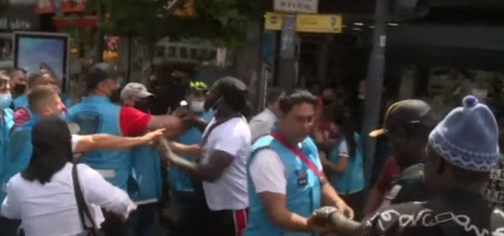 Así fue el choque entre manteros y la Policía en Once